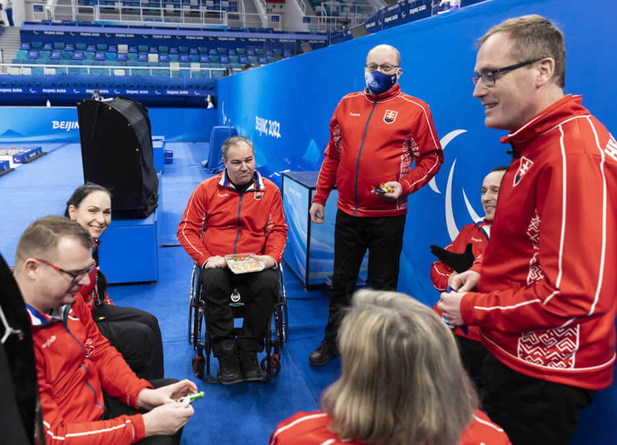 Skupina siedmich parašportovcov a ďalších členov slovenského tímu na Zimných paralympijských hrách 2022 v Pekingu.