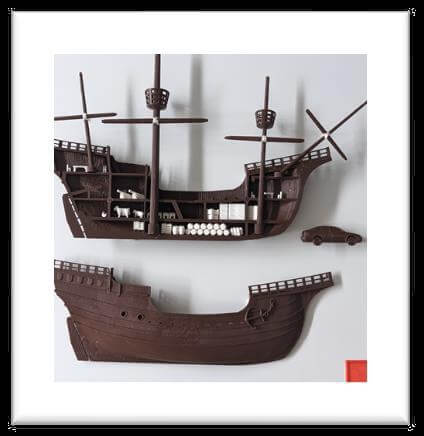 Vnútorný a vonkajší pohľad na charakteristickú kompozíciu lode, ktorá sa v prvej polovici 16. storočia zúčastnila známej expedície okolo sveta.