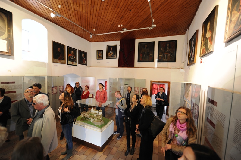 Návštevníci z Únie nevidiacich a slabozrakých Slovenska si prezerajú expozíciu na Ľubovnianskom hrade