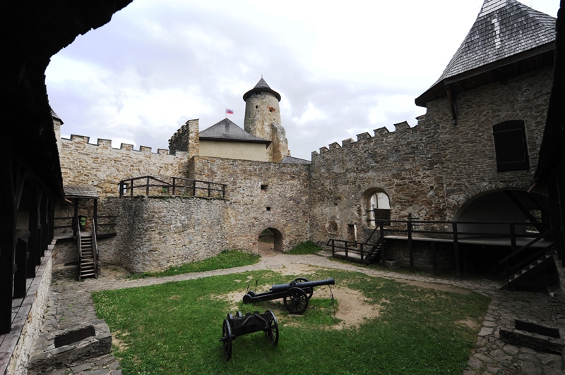 Nádvorie Ľubovnianskeho hradu so starobylými delami