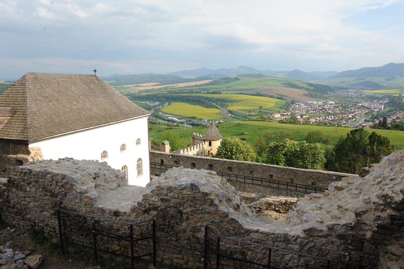 Pohľad na okolitú prírodu z Ľubovnianskeho hradu